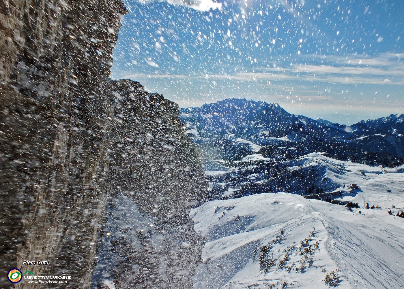 06 In cresta il vento spazza la neve....JPG